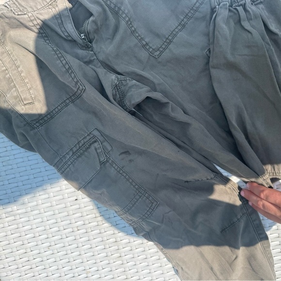 Loft size 4 green cargo Pants - Picture 2 of 4